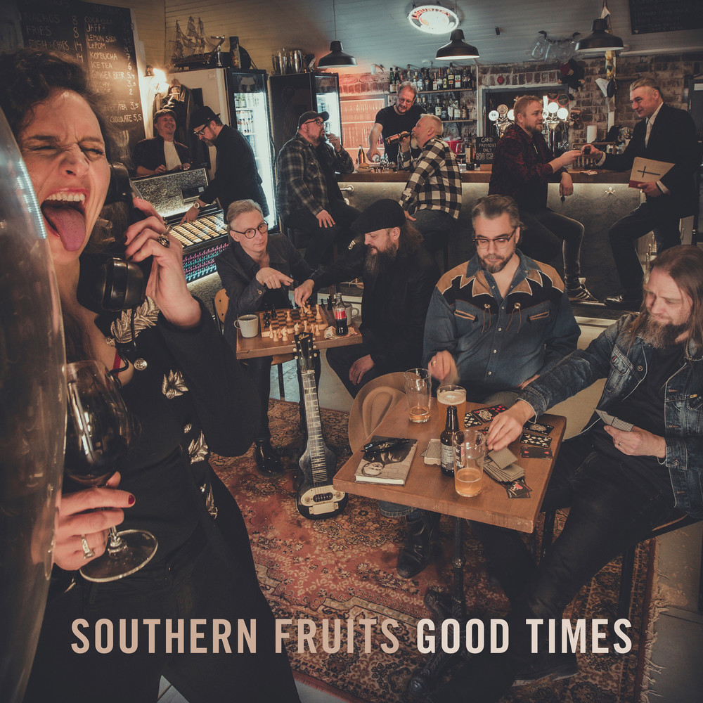 Southern Fruits -jäsenten yhteiskuva baariympäristössä.